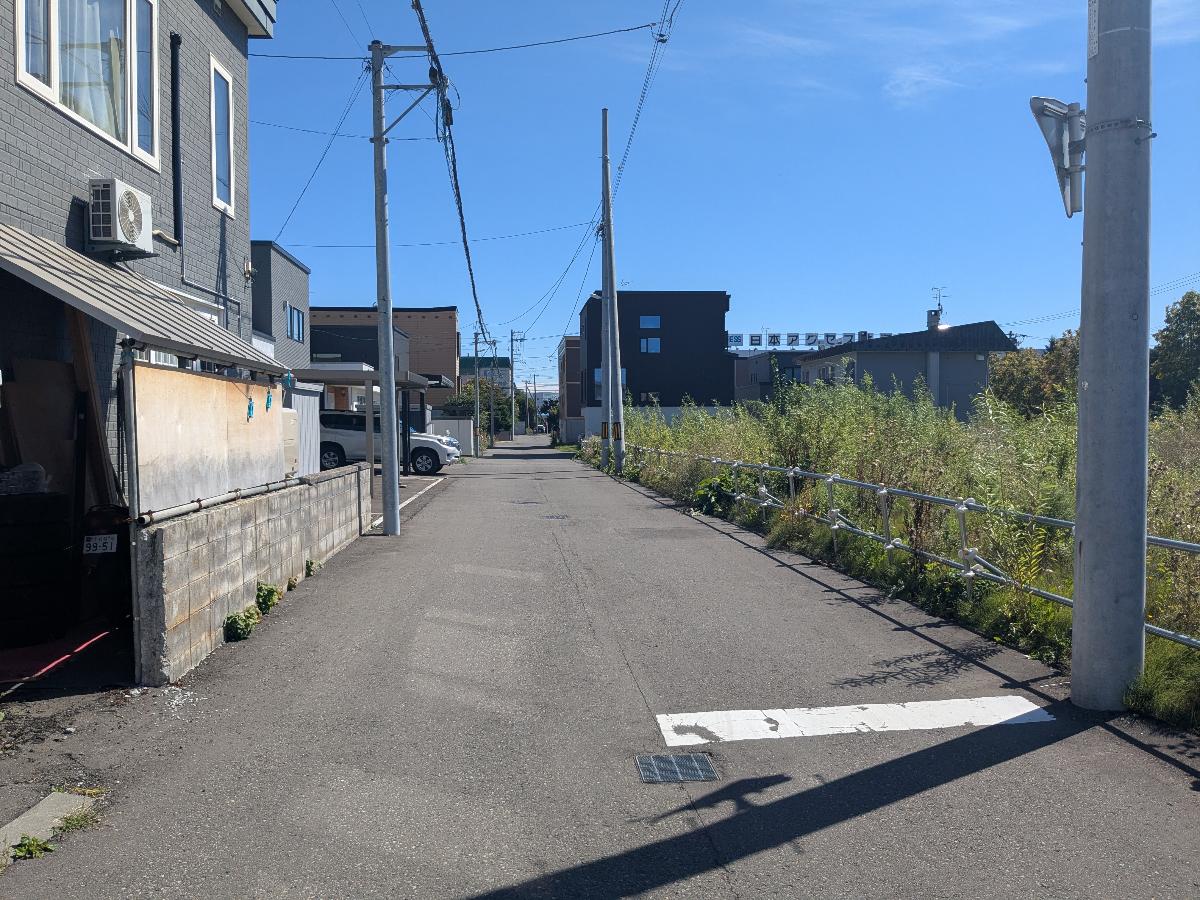 分譲地北東道路の様子です。公園まで歩圏内なので、家族で過ごす時間がもっと身近に感じられそうです。　