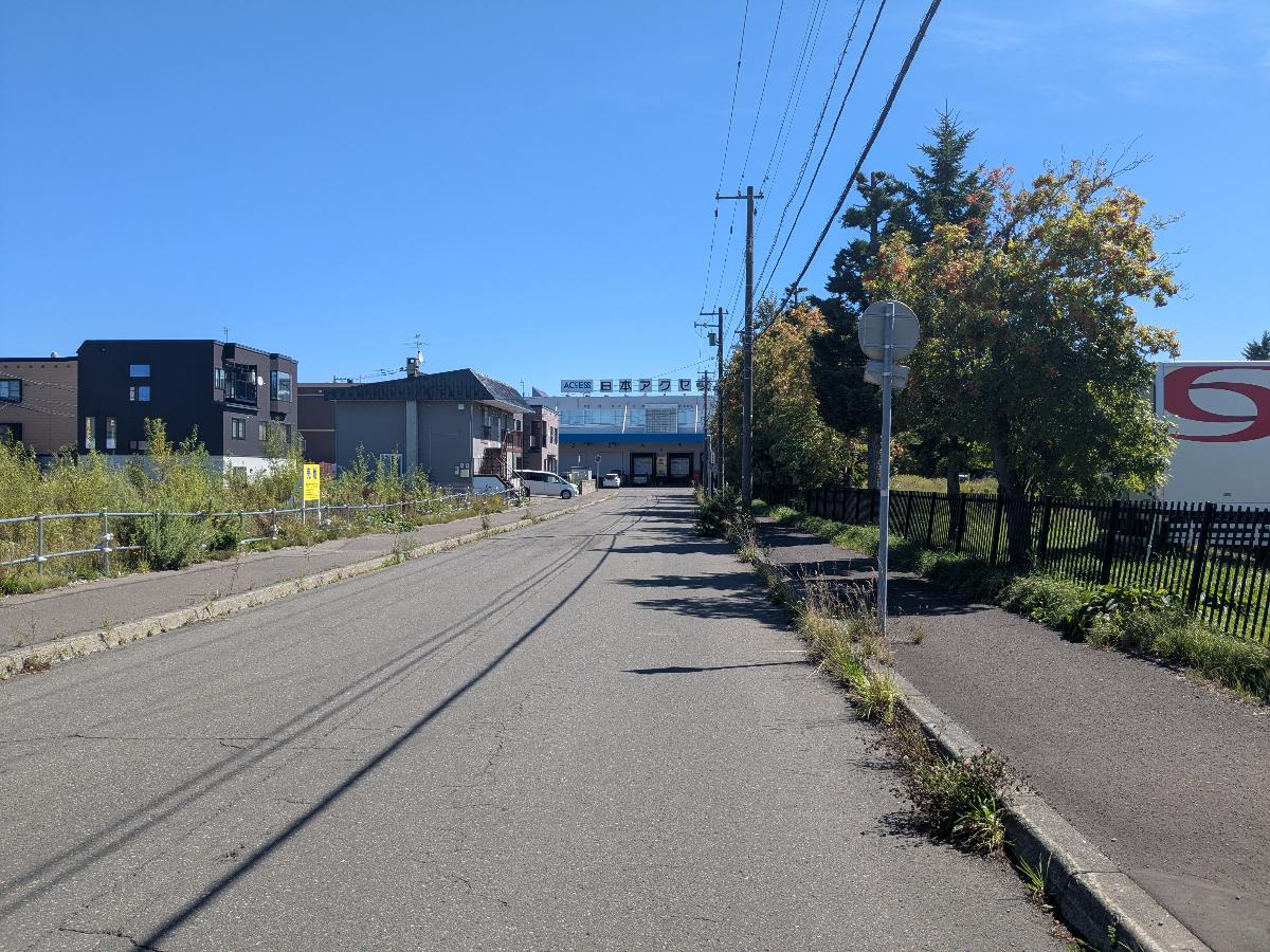 分譲地南西側道路は、歩道があるので、小さなお子様やご高齢の方のお散歩も安心です！　