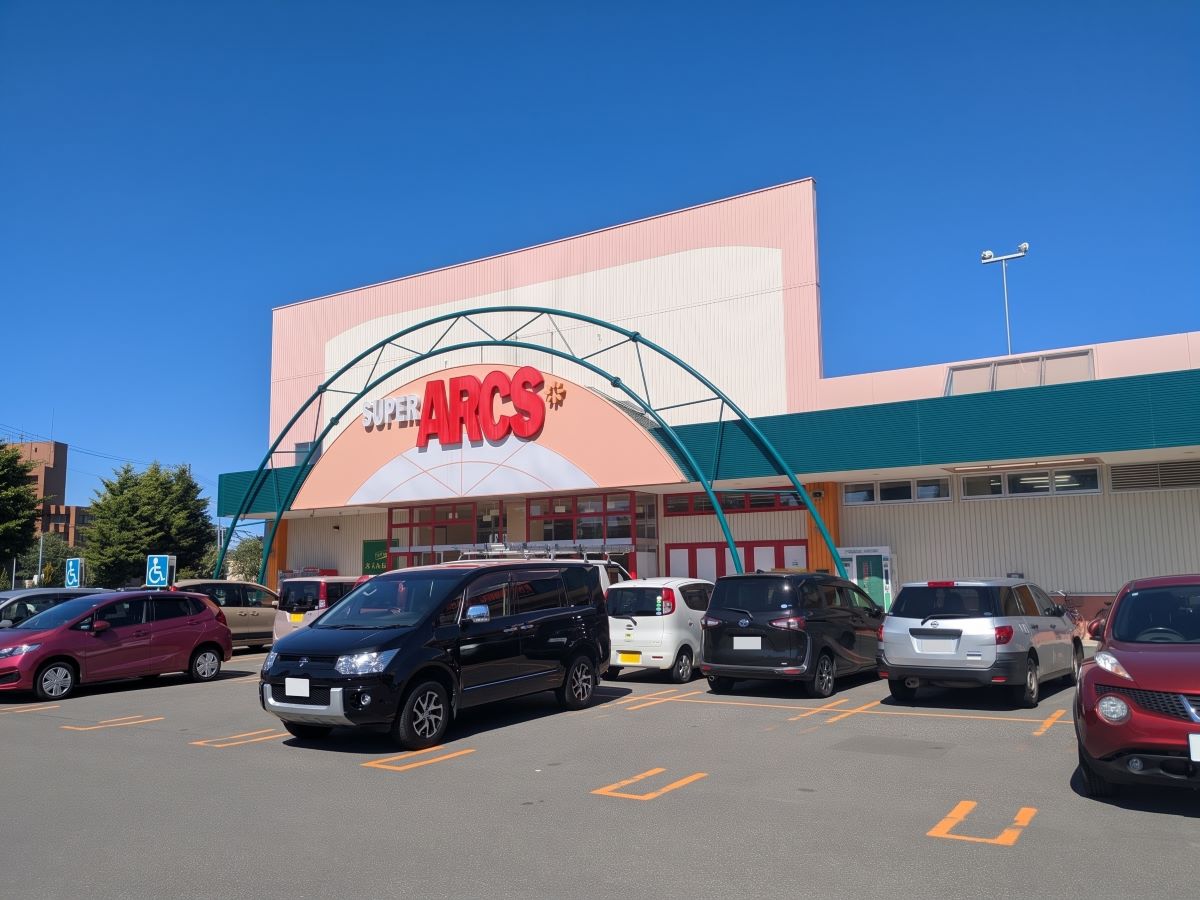 スーパーアークス 苗穂店まで約900m（徒歩12分／車で約4分）　1000坪を超える売り場と豊富な品揃えが魅力のスーパーです。370台以上収容可能な駐車場を完備しているので車でのお買い物も安心です。生鮮食品だけでなく日用品も購入できる利便性を備えており、日々の快適な暮らしをサポートしてくれる、スーパーです。【営業時間】9:00～24:00