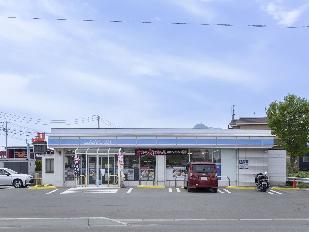 ローソン むつバイパス店まで約400m（徒歩5分）　コンビニも近いです！小腹がすいた際にはぜひお立ち寄りください！