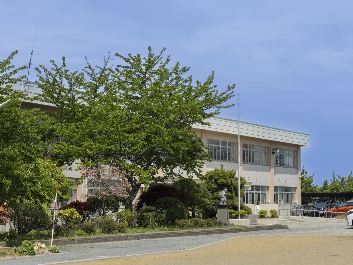 むつ市立第一田名部小学校 まで約1.1km（徒歩14分）　通学路の目も多く、安心して通わせられる環境です。伝統を大切にしながら、健やかな成長を支える教育が魅力です。