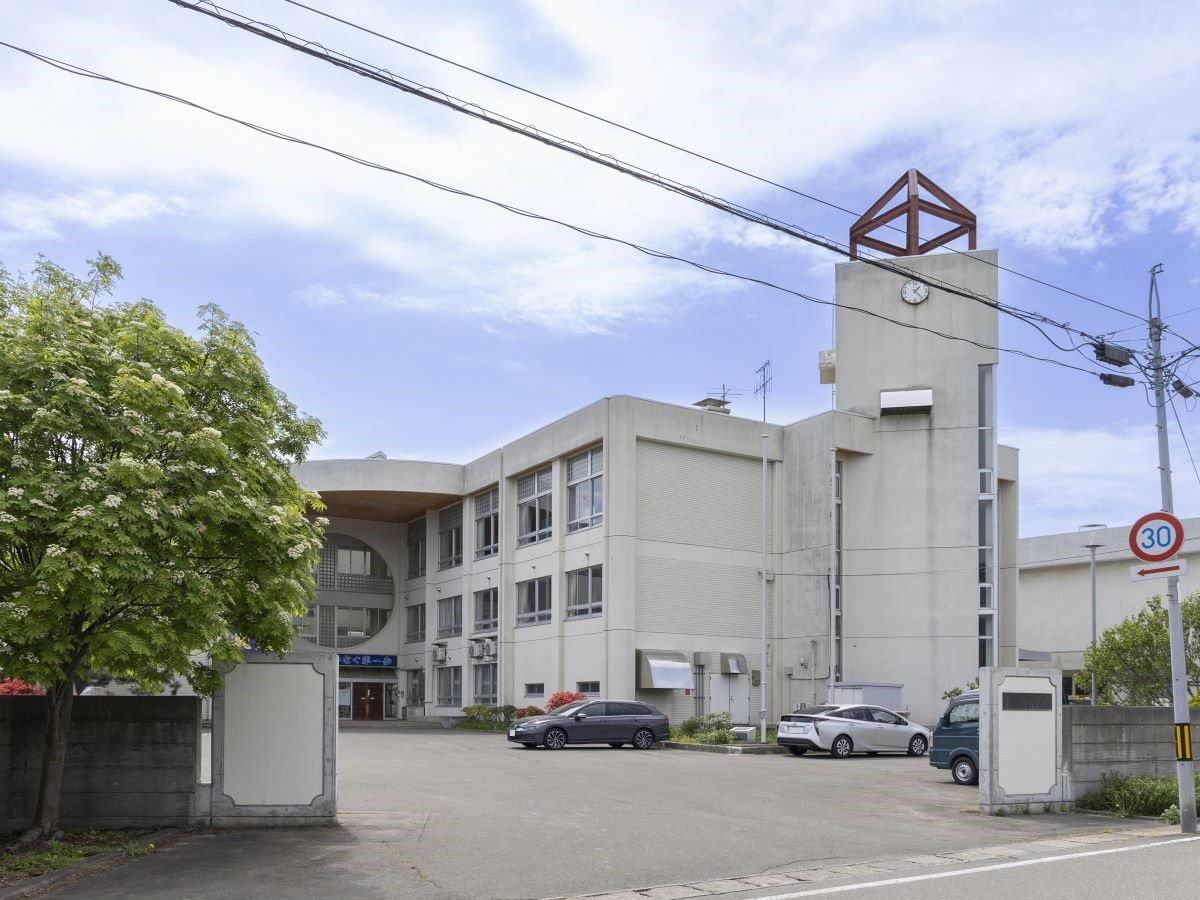 むつ市立むつ中学校  まで約1km（徒歩13分）　お子さまの成長が著しいのが中学時代ですね。運動や勉強をがんばったり、大人になる第一歩を学ぶ場所です。