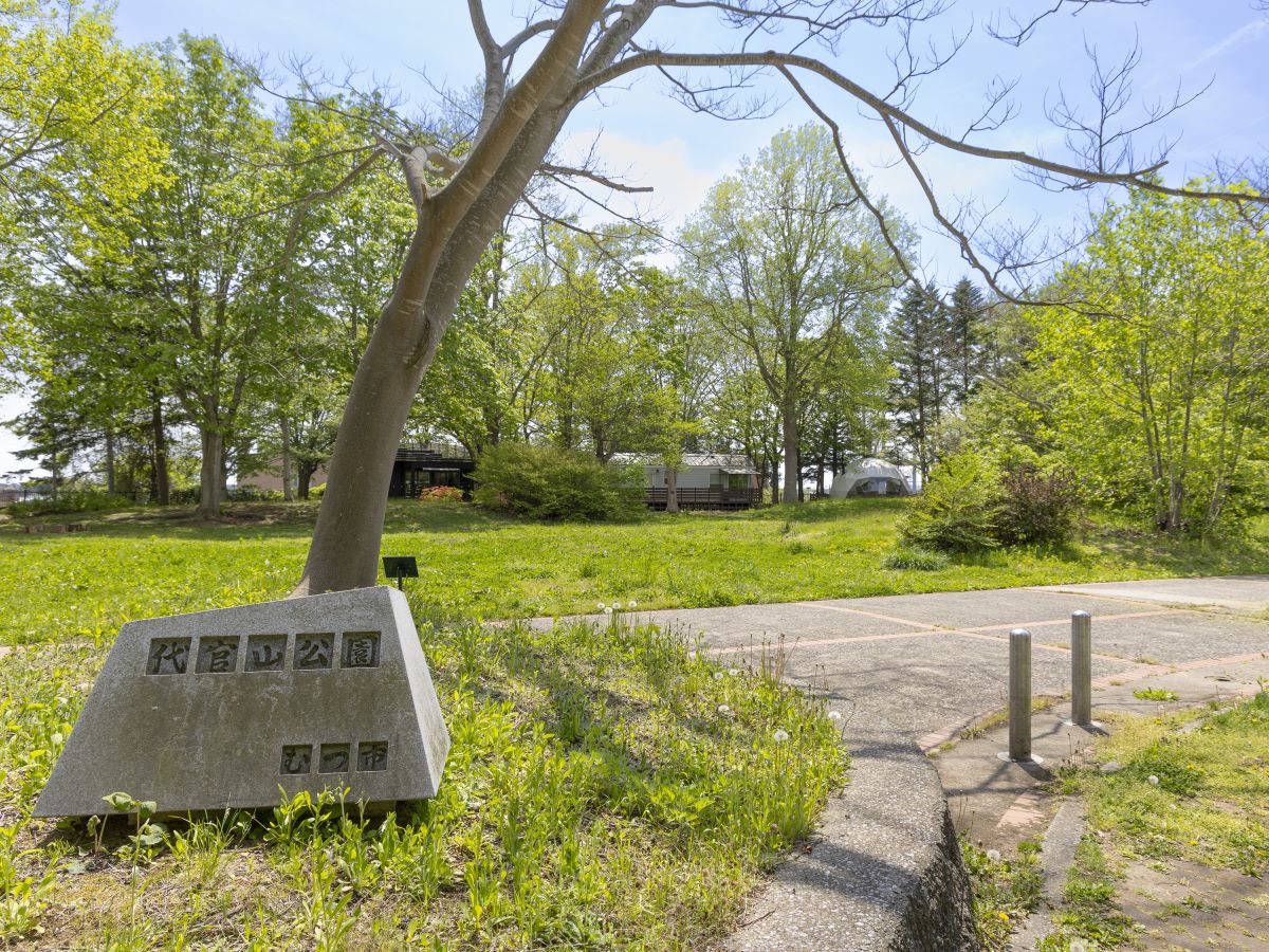 代官山公園  まで約1.5km（徒歩19分／車で約5分）　桜の名所としても親しまれ、家族で四季の移ろいを楽しめる憩いの場です。
公園の魅力づくりを進めており、『PARK DAIKANYAMA』と名付けられた”まちなかグランピング施設”として、宿泊施設やドッグランなどが整備されています。
