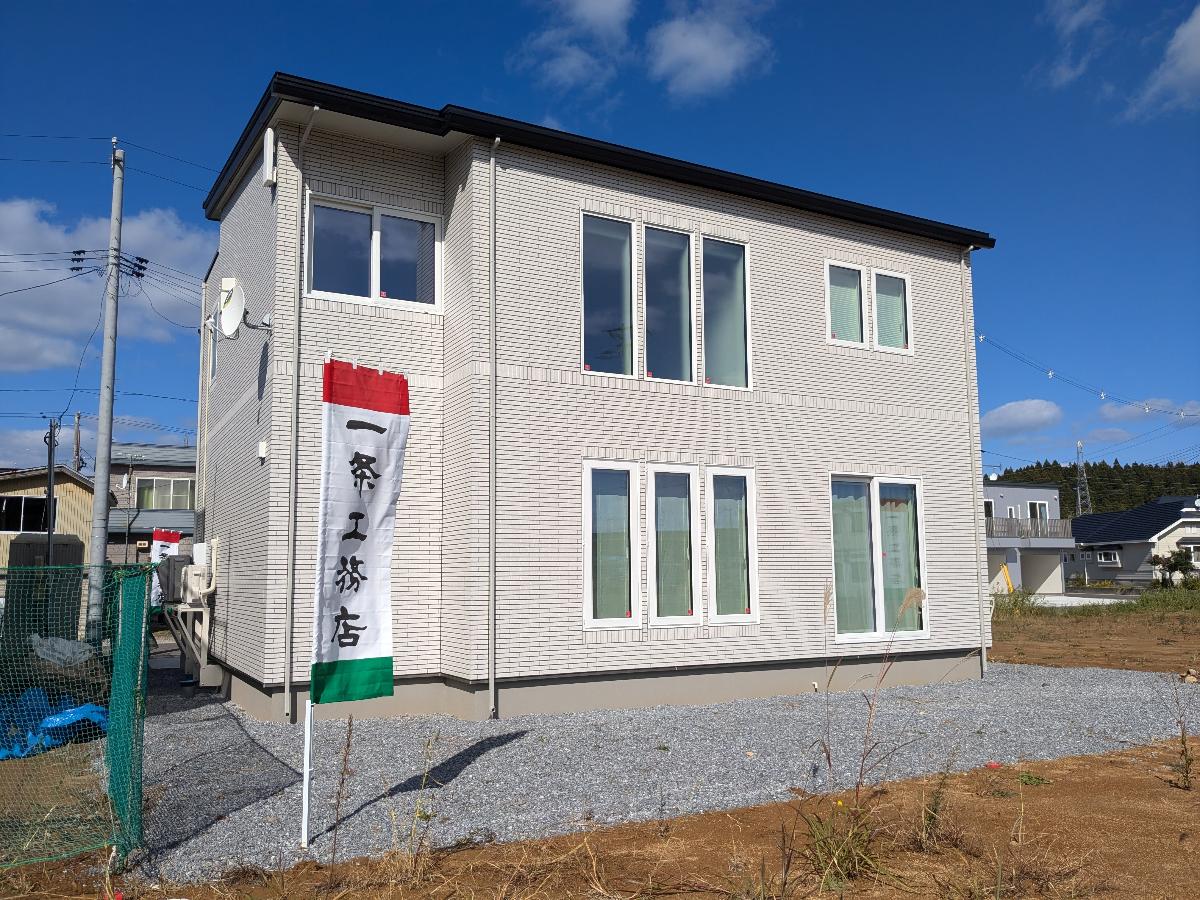 柳町分譲住宅 モデルハウス 区画番号No.1 青空に映えるホワイトのタイルがお洒落ですね！