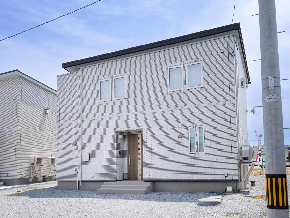 柳町分譲住宅 モデルハウス 区画番号No.1 屋根いっぱいに太陽光パネル、全館床暖房の高性能分譲住宅です。