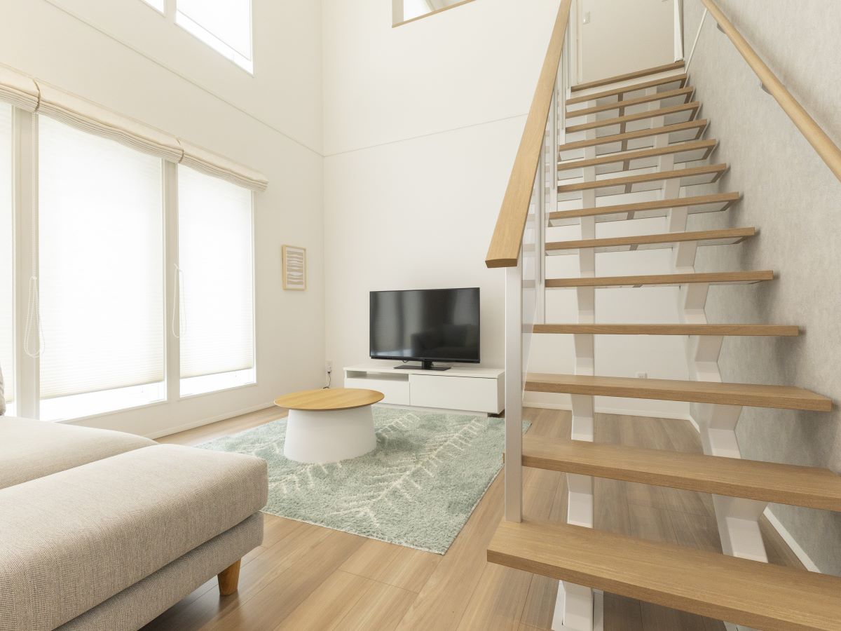 柳町分譲住宅 モデルハウス 区画番号No.1 上部には吹抜があり、明るいリビングです。