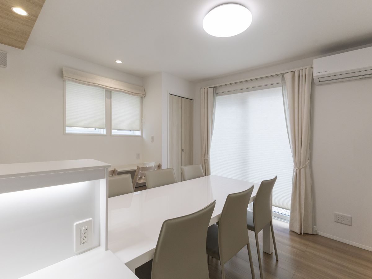 柳町分譲住宅 モデルハウス 区画番号No.1 ダイニングテーブル奥にもカウンターがあります！