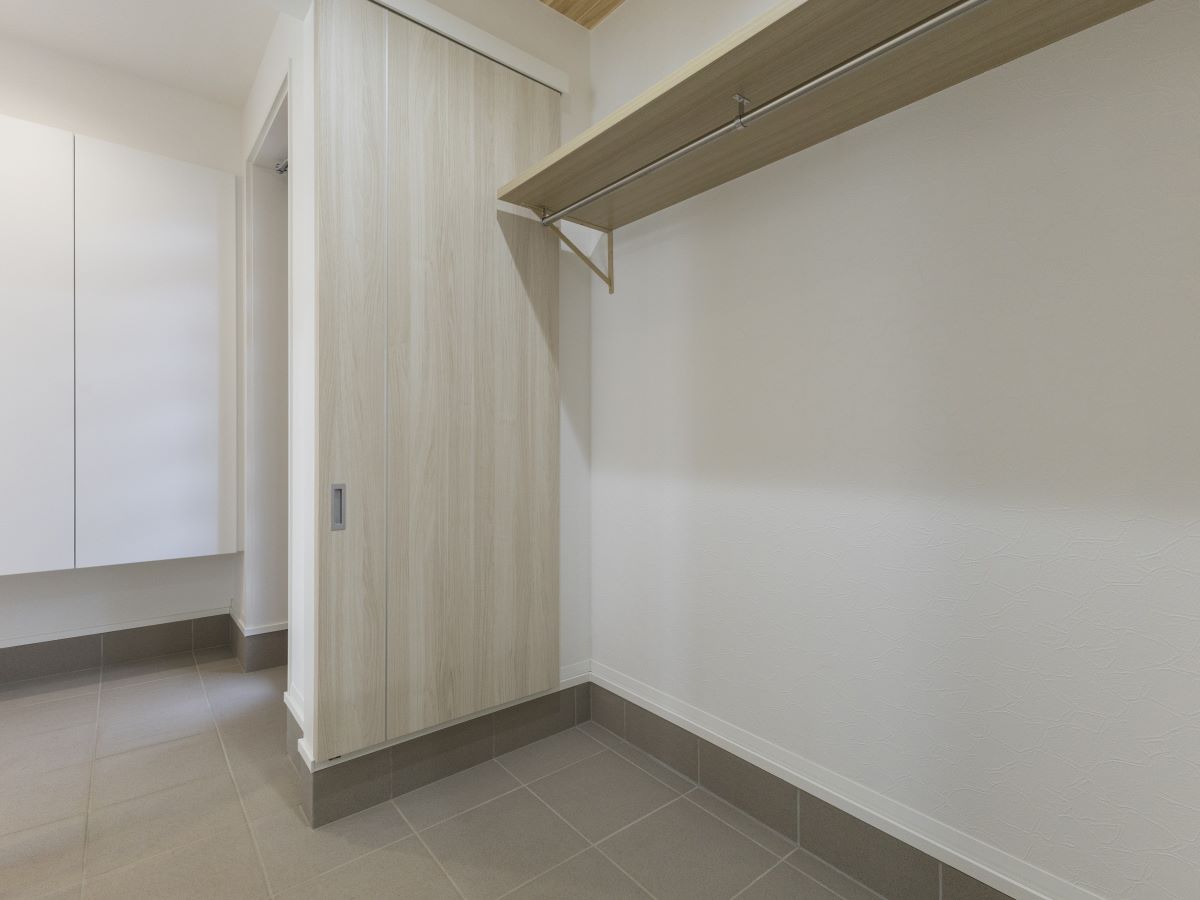 柳町分譲住宅 モデルハウス 区画番号No.1 シューズクロークです。上着や季節のアウトドア用品も収納できます。