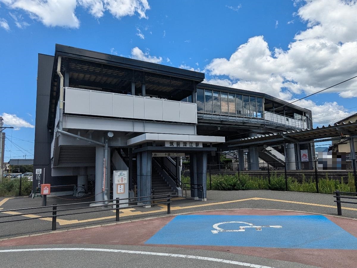 JR筑肥線　筑前深江駅まで約650m（徒歩9分）　JR筑肥線「筑前深江」駅は、福岡市中心部へダイレクトにアクセスできる利便性の高い駅です。快速電車の利用で天神や博多方面へもスムーズに通勤可能。駅周辺にはスーパー(マルキョウ深江店 約1.1km)や医療機関（みやこだ医院 約400ｍ）も整っており、生活利便性も良好です。自然豊かな住環境と都市アクセスのバランスが魅力です。
