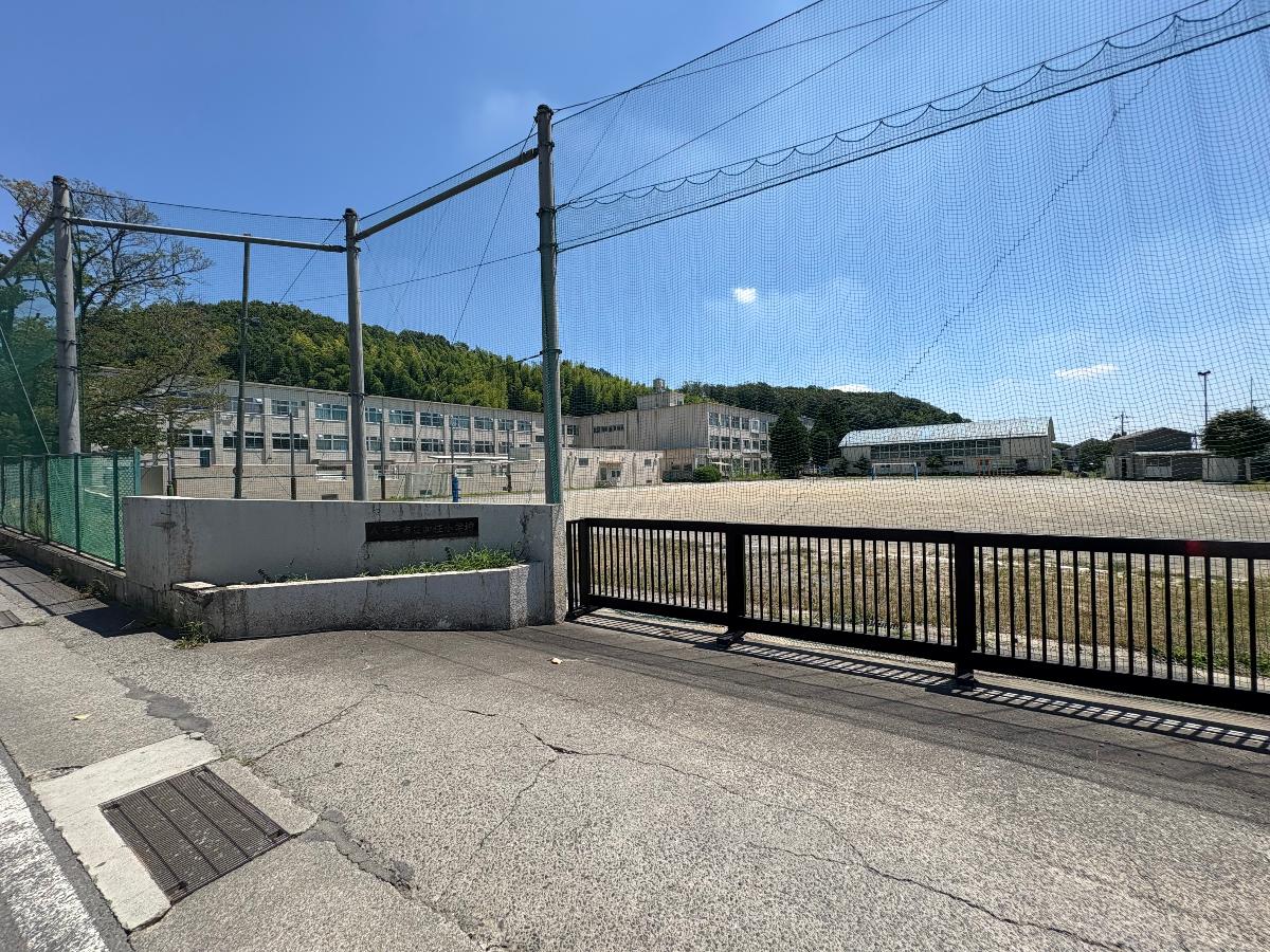 八王子市立加住小学校まで約1.6km（徒歩20分）　緑も多く良い環境の小学校です。ママもパパも安心してお子様を送り出せますね。お子様だけでなく、ご両親も安心出来る環境でのびのびと暮らせます。
