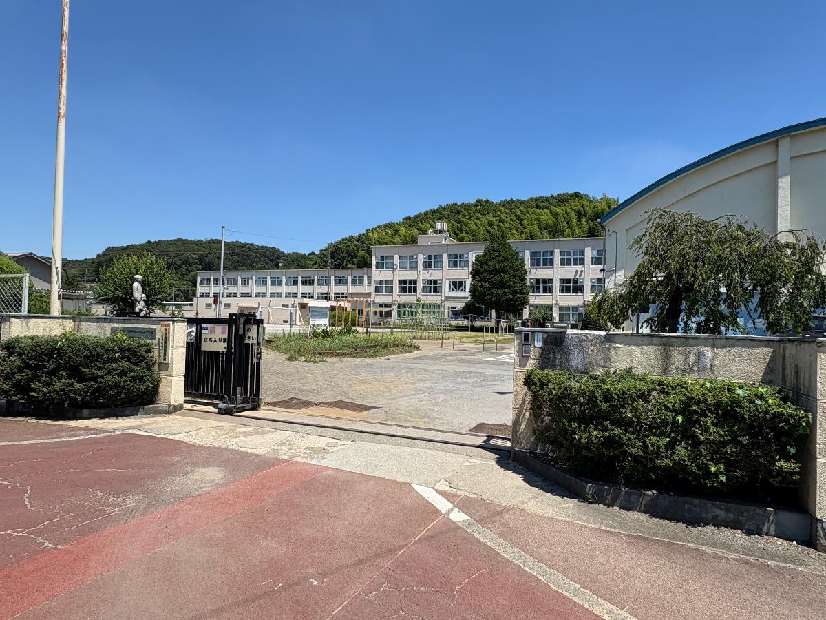 八王子市立加住中学校まで約2.6km　学校の校庭が広く、部活動が充実しています。