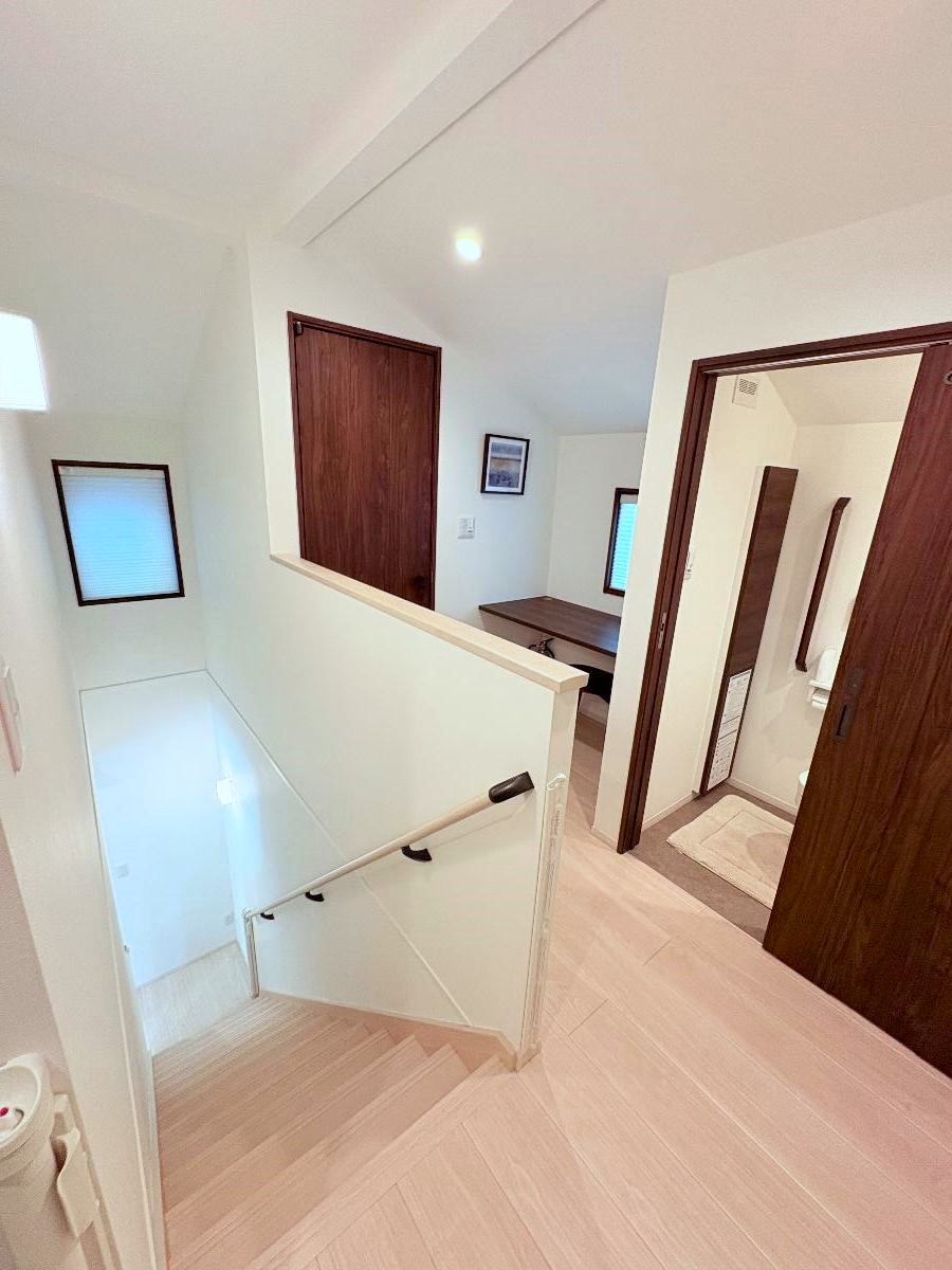 八王子丹木町分譲住宅 モデルハウス 区画番号No.1 2階ホールには収納と部屋干しスペース。熱交換システムが空気を動かすので洗濯物も早く乾きます。