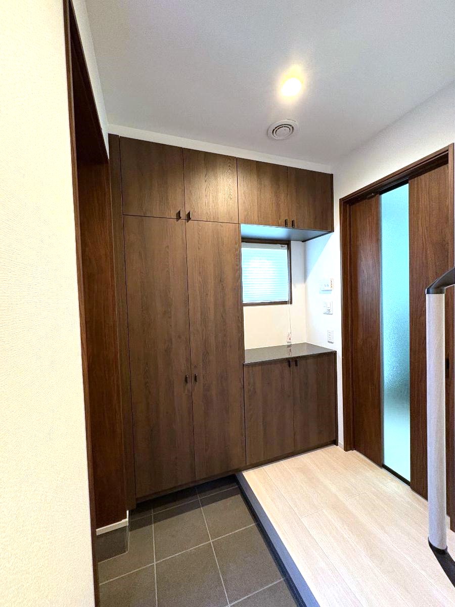 八王子丹木町分譲住宅 モデルハウス 区画番号No.1 家族みんなの靴を収納できる大容量。棚板は高さ調整できるので、様々なサイズに対応します。