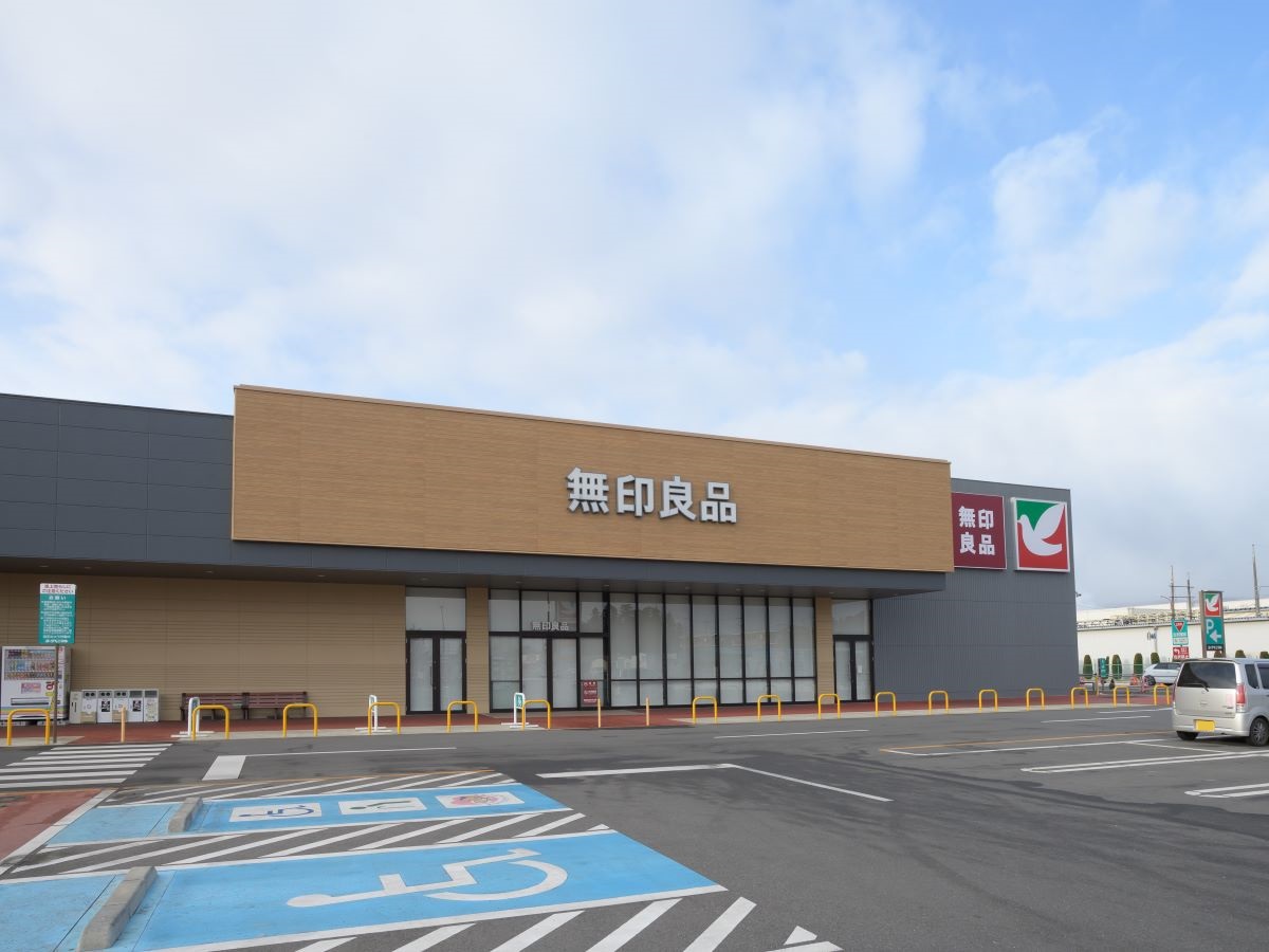 無印良品 ヨークベニマル西富山まで約1.4km（徒歩18分）　衣料品や日用品をはじめ、シンプルで汎用性の高い商品が充実してます。
お買い物時間が楽しくなりそうです。