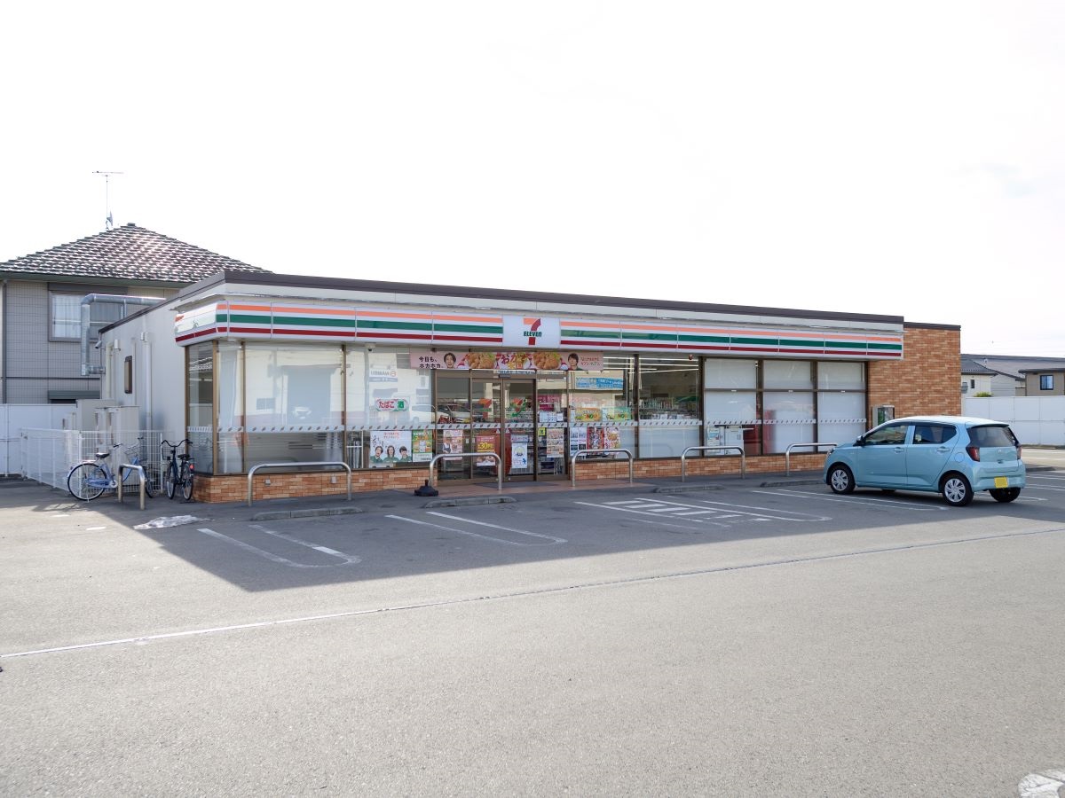 セブンイレブン　那須塩原東三島店まで約500m～650m（徒歩7分～9分）　急なお買い物に便利。惣菜・冷凍食品も充実！お忙しい中での奥様の時短に一役買ってくれそうです。
