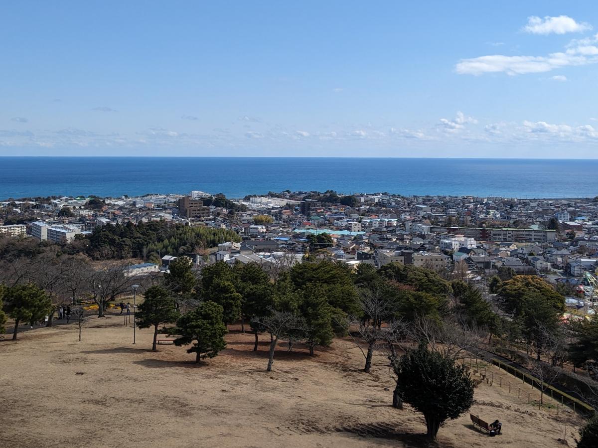 イイコトテラス田尻 土地 神峰公園まで約3.9km～4km（車で約6分）　動物園・遊園地・レジャーランドをはじめ、一年中泳げるかみね市民プールや、お風呂・サウナのあるホリゾンかみねがオープン。今では市内はもとより、県内外から年間を通して、約65万人が訪れる、県内屈指の規模を誇る総合レジャーランドです。