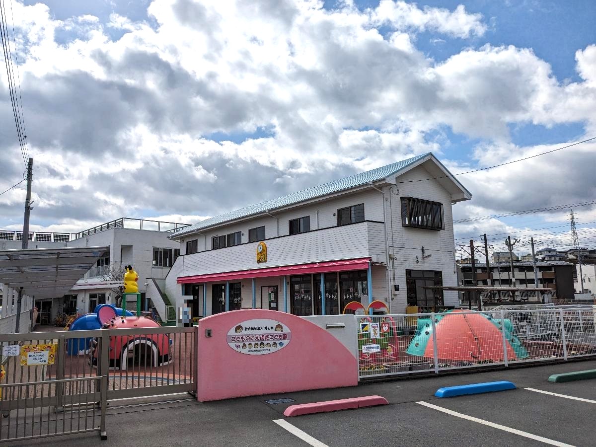 こどものいえ認定こども園まで約1km～1.1km（徒歩13分～14分）　0歳児～就学前まで預けることが出来ます。
子育て支援事業やシニアサロンも運営しています。