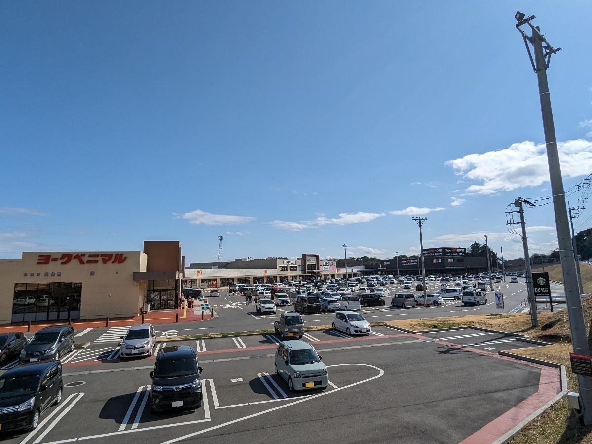 シーマークスクエア日立店まで約2.6km～2.8km（車で約7分～約8分）　専門店、スーパー、ホームセンターなど数多くの店舗が有ります。ご家族で楽しめる施設です。