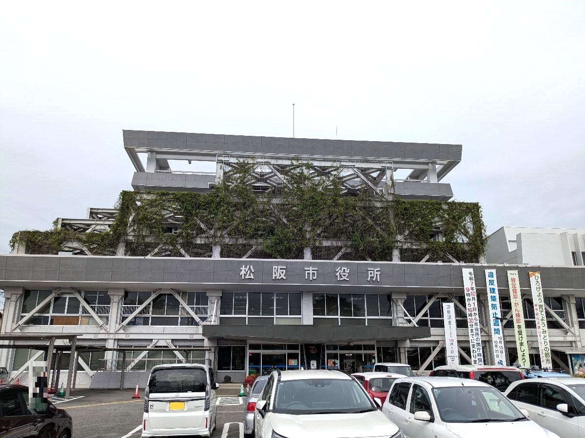 松阪市役所まで約1.2km(徒歩15分/車で約4分) 近くにあるので便利です。営業時間:9時00分~16時30分(月~金)