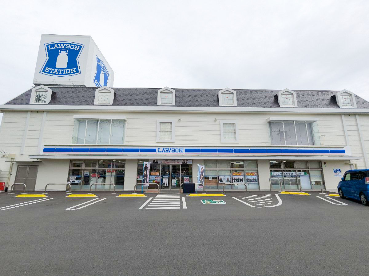 ローソン 松阪川井町店まで約250m(徒歩4分) 徒歩圏内にコンビニがあり、急なお買い物にも安心です。
