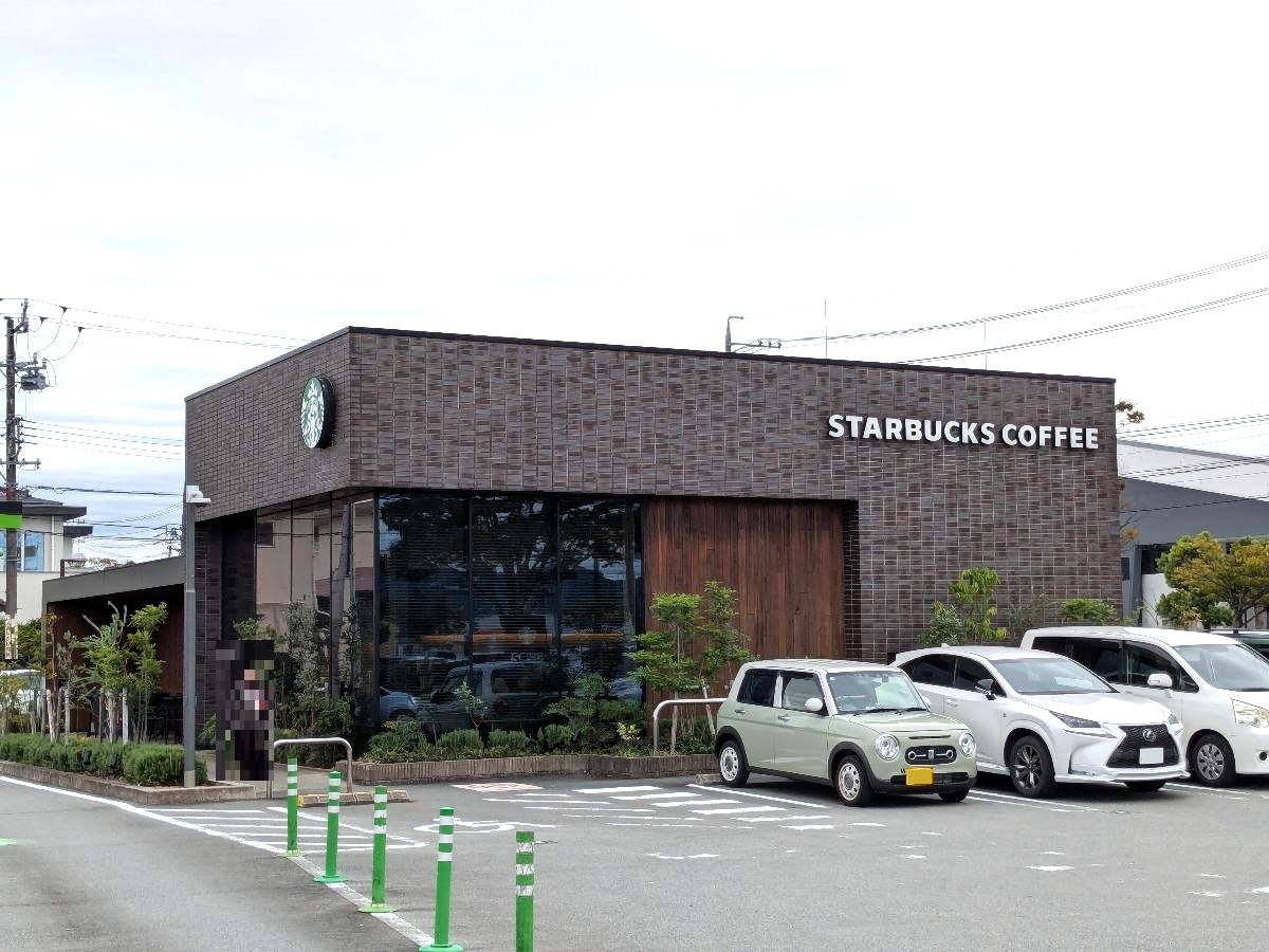 スターバックスコーヒー　松阪川井店まで約750m（徒歩10分／車で約3分）　ドライブスルー対応で、車での利用も快適。買い物帰りや通勤途中にも立ち寄りやすいです。営業時間は7時～23時です。