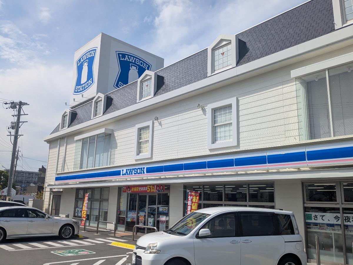 ローソン 松阪川井町店まで約260m（徒歩4分）　徒歩圏内にコンビニがあり、急なお買い物にも安心です。