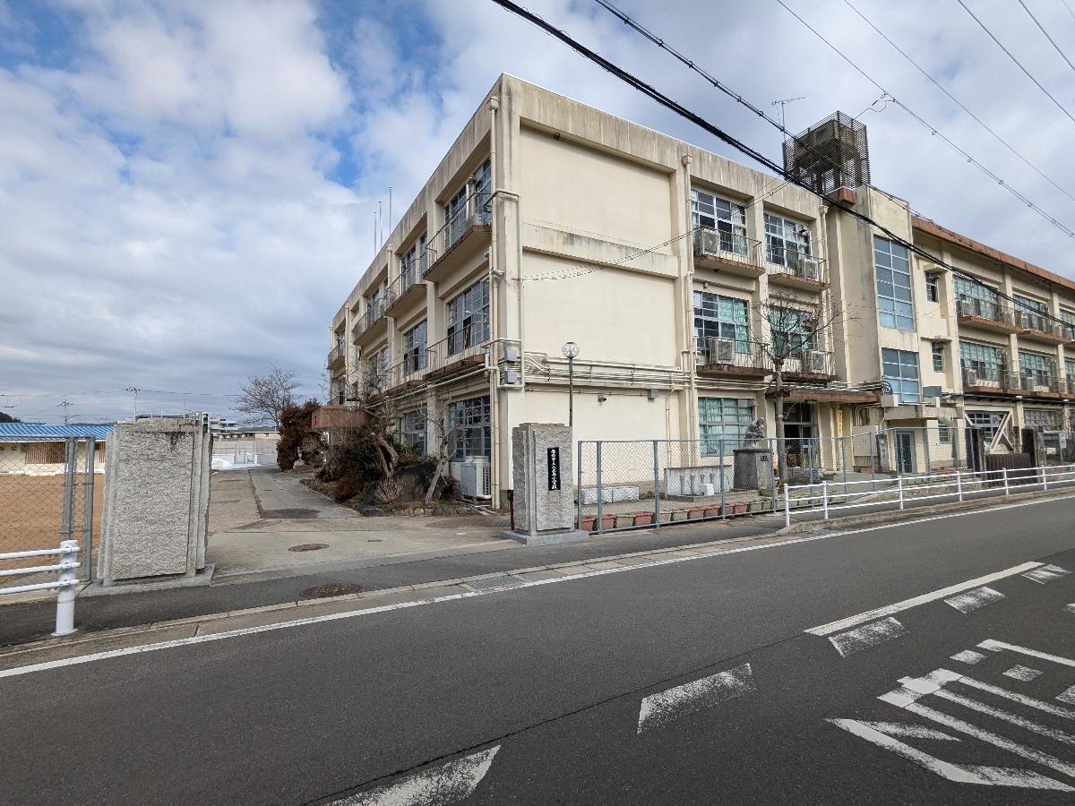 南丹市立八木西小学校まで約1.3km（徒歩17分）　分譲地近隣のお友達と一緒に集団登下校で安心して子どもを見送ることができます。