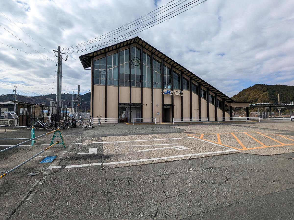 JR八木駅まで約900m（徒歩12分）　JR山陰本線　快速で二条駅まで約25分、京都駅まで約30分となります。
2021年に新しい駅舎となり、清潔感のあるきれいな駅舎です。
京都方面へは亀岡駅から快速に切り替わるため、ゆったり座って利用できます。