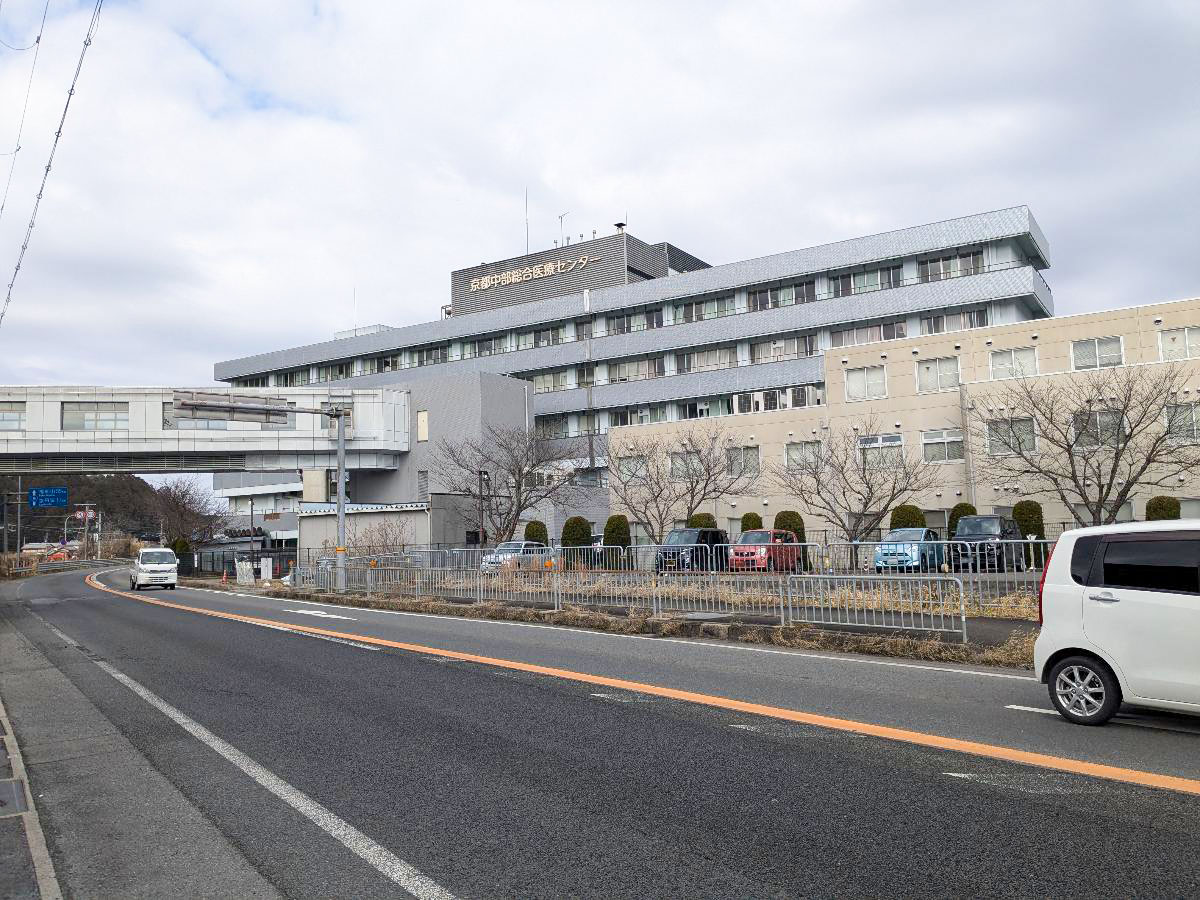 京都中部総合医療センターまで約1km（徒歩13分／車で約3分）　地域を担う公的総合病院です。一般病床は450床あり、医療体制も整っています。
お子様の急な発熱や通院なども安心して利用できます。