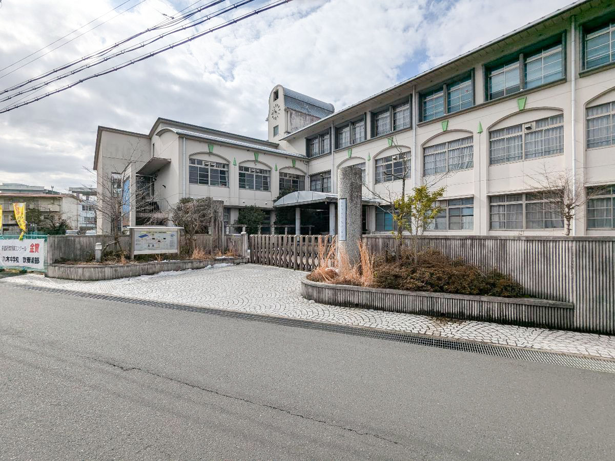 南丹市立八木中学校まで約350m（徒歩5分）　中学校になると部活も本格的に始まりますので、勉強・部活ともに近くで成長を見守ることができます。