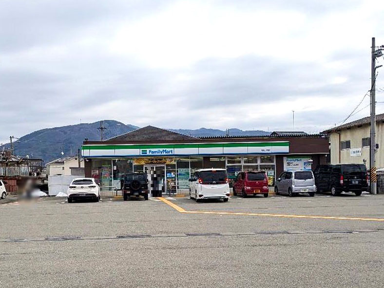 ファミリーマート　南丹八木町店まで約900m（徒歩12分）　24時間営業です。
急な不足品やお仕事帰りなどにも便利です。