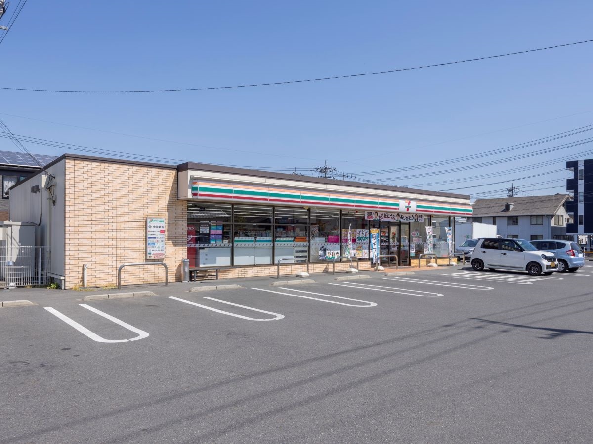 セブンイレブン 津山小原店まで約1.1km（徒歩14分）　急なお買い物に便利なコンビニです。スイーツやホットスナックも販売していてちょっとしたお買い物にも便利です。