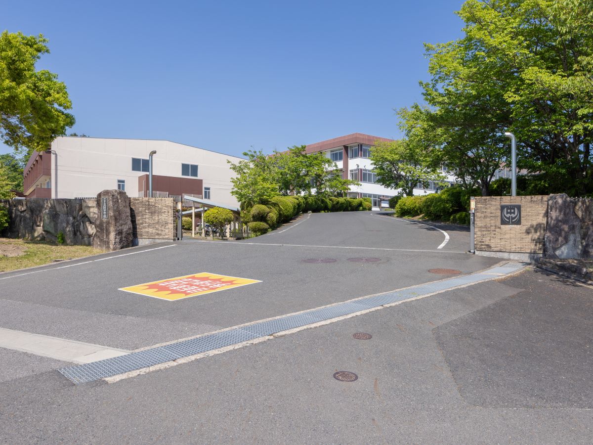 津山市立北陵中学校まで約1km～1.1km（徒歩13分～14分）　お子さまの成長が著しいのが中学時代ですね。スポーツや勉強をがんばったり、大人になる第一歩を学ぶ場所です。