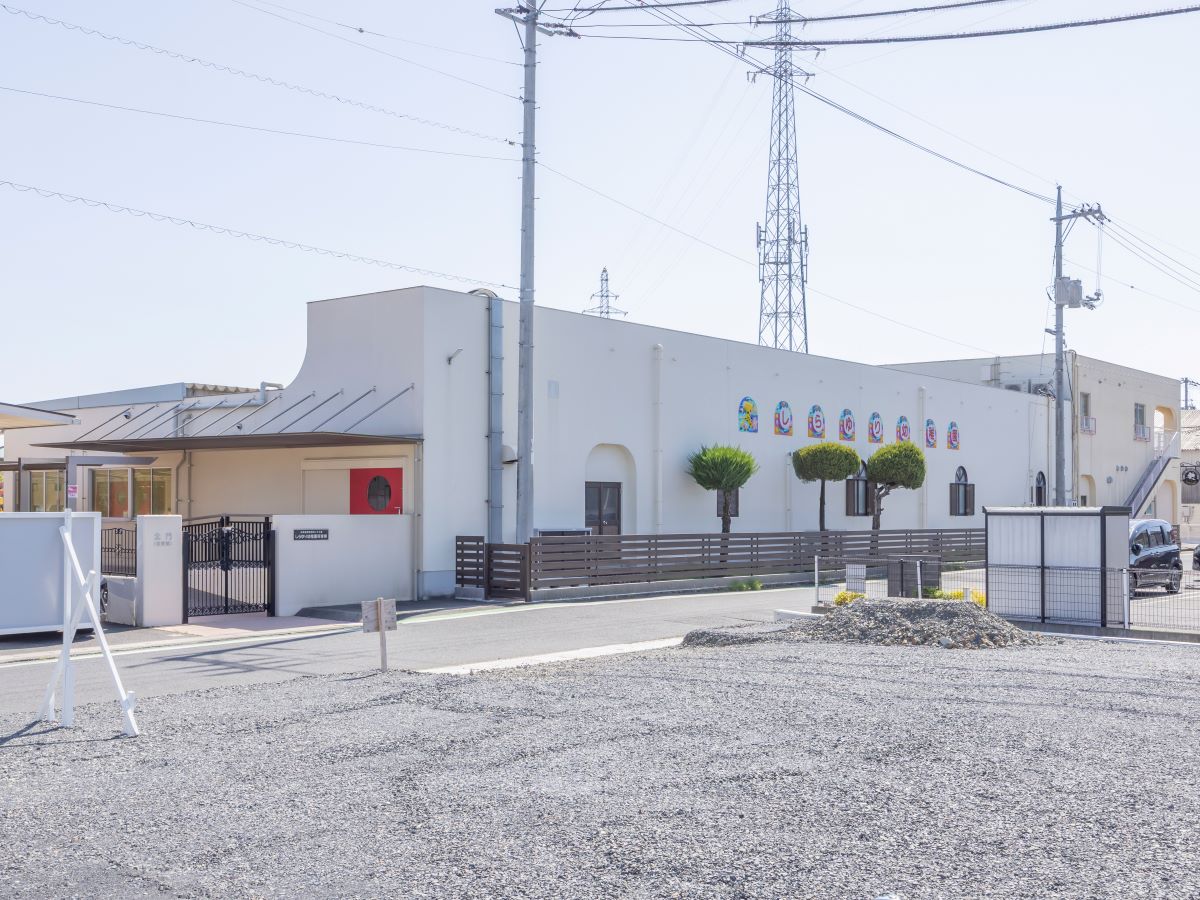 しらゆり幼稚園まで約400m～450m（徒歩5分～6分）　幼稚園まで徒歩圏内なので、歩いての通園もできお花や虫を観察しながら親子で季節の移り変わりを楽しめます。