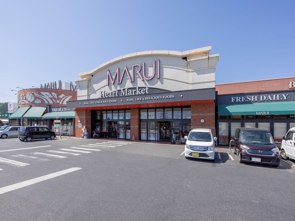 マルイ ノースランド店まで約400m～515m（徒歩5分～7分）　新鮮食品や惣菜・パンなど販売しています。店内は広々としており、毎日のお買い物やお料理が楽しくなります。