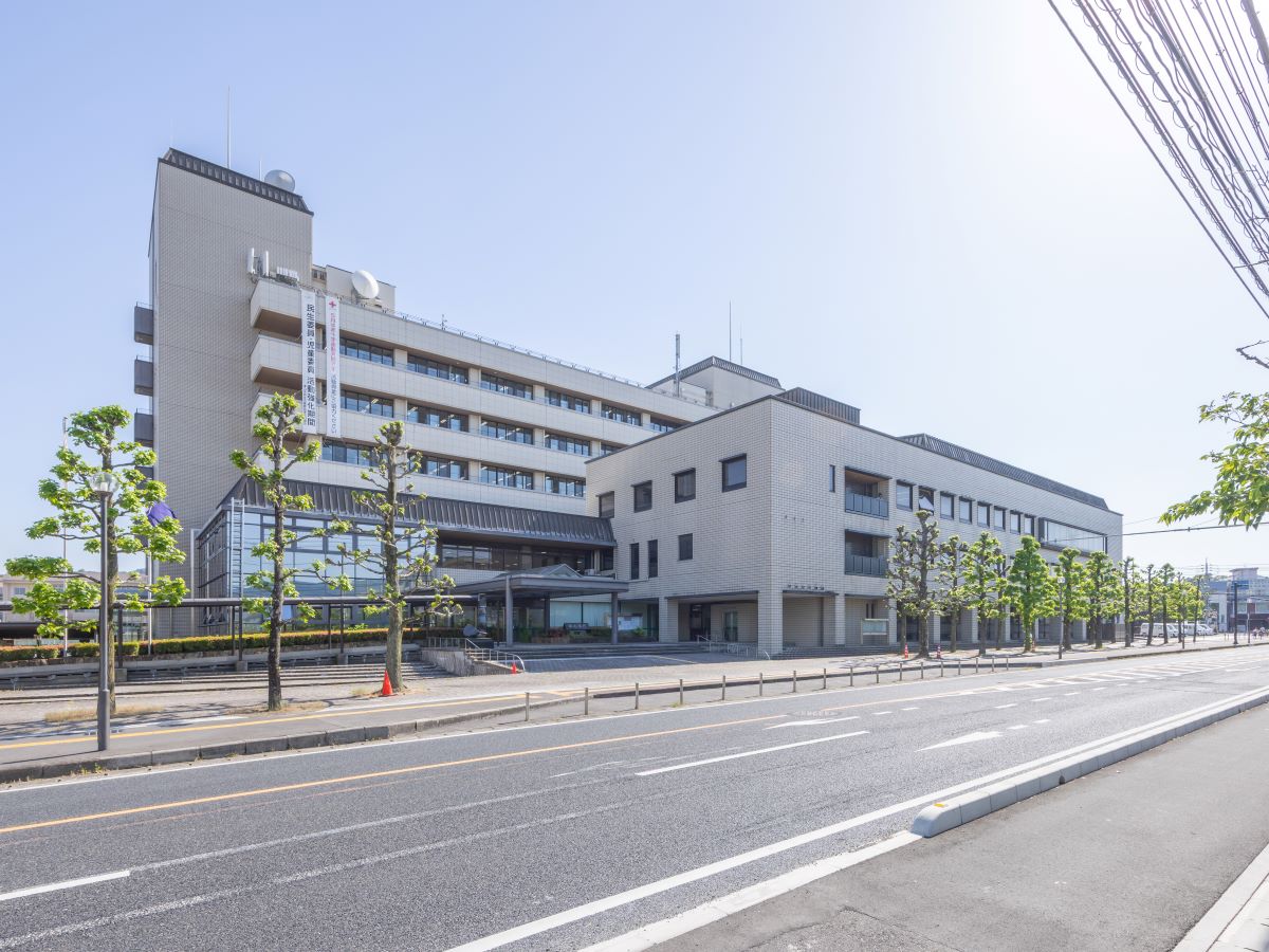 津山市役所まで約1.4km～1.5km（徒歩18分～19分）　各種相談、住民票所得や印鑑証明発行などの手続きができます。相談窓口が近くにあり心強いですね。