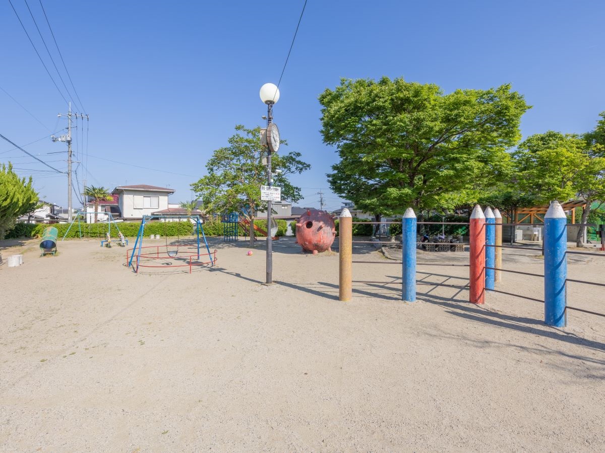 大月公園まで約800m～860m（徒歩10分～11分）　お子様との日々のお散歩や、外遊びにぴったり！お子様が楽しめる遊具もあります。