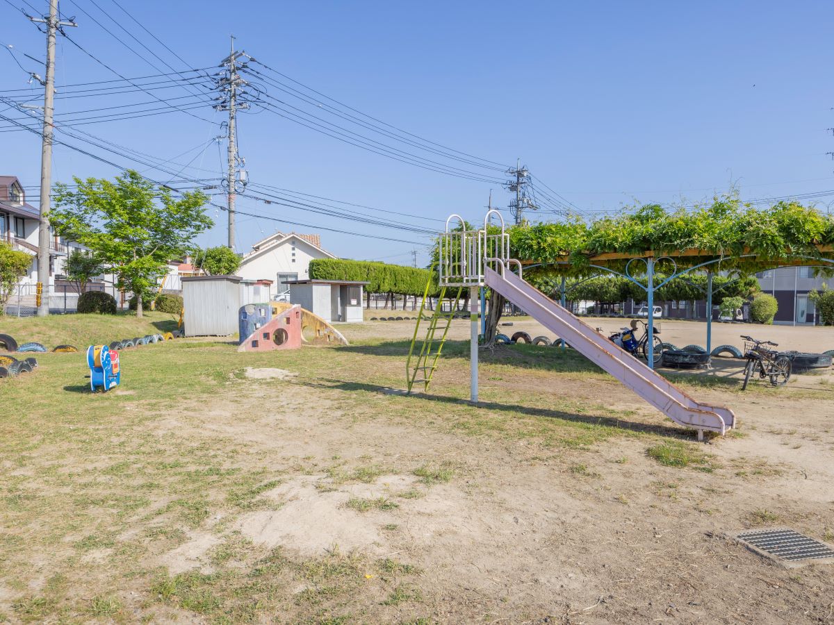 角田公園まで約760m～850m（徒歩10分～11分）　子どもたちがのびのびと走り回れる広場があり、緑豊かで穏やかな公園です。