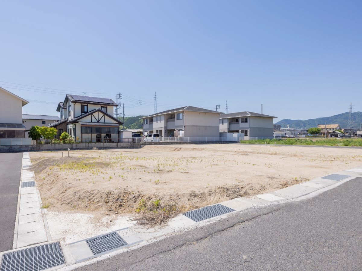 区画5：184.06㎡(55.67坪)　南側・東側の道路に面しているので風通しも良さそうです！　