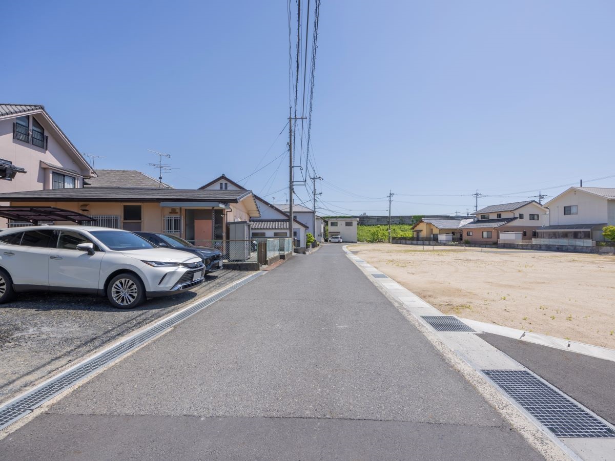 綺麗に舗装された道路です。お散歩も安心！(区画1、2、5、7の前面道路)　