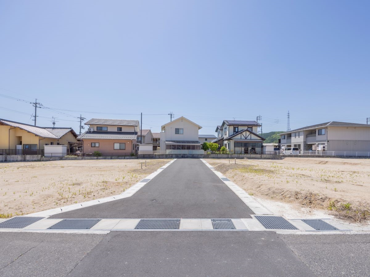 道路は幅約5m！車の出し入れもスムーズです。(区画2、3北側道路)　
