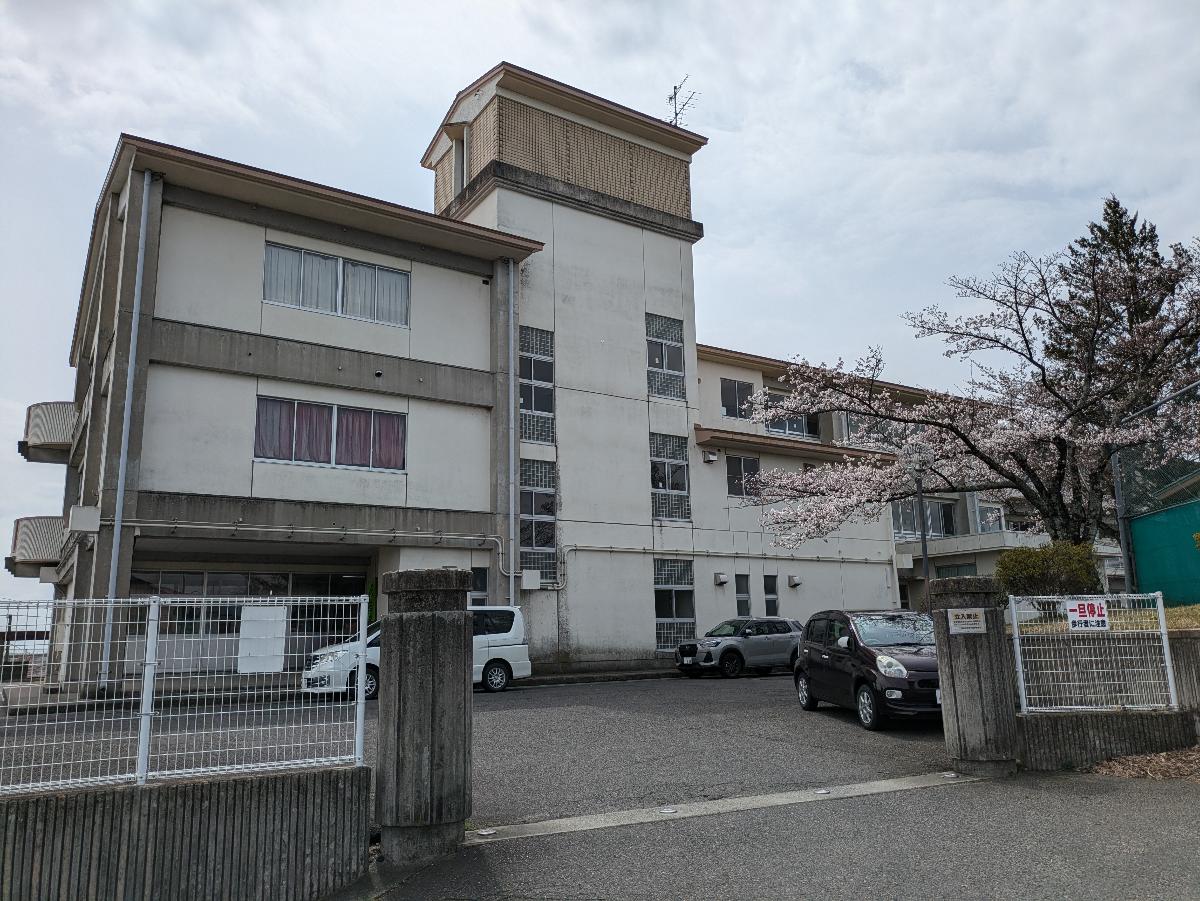 喜久田中学校まで約600m～800m（徒歩8分～10分）　すべての生徒のために「自立心」を向上させる教育目標を掲げています。
通学路である藤田川では春には桜が咲き誇っています♪