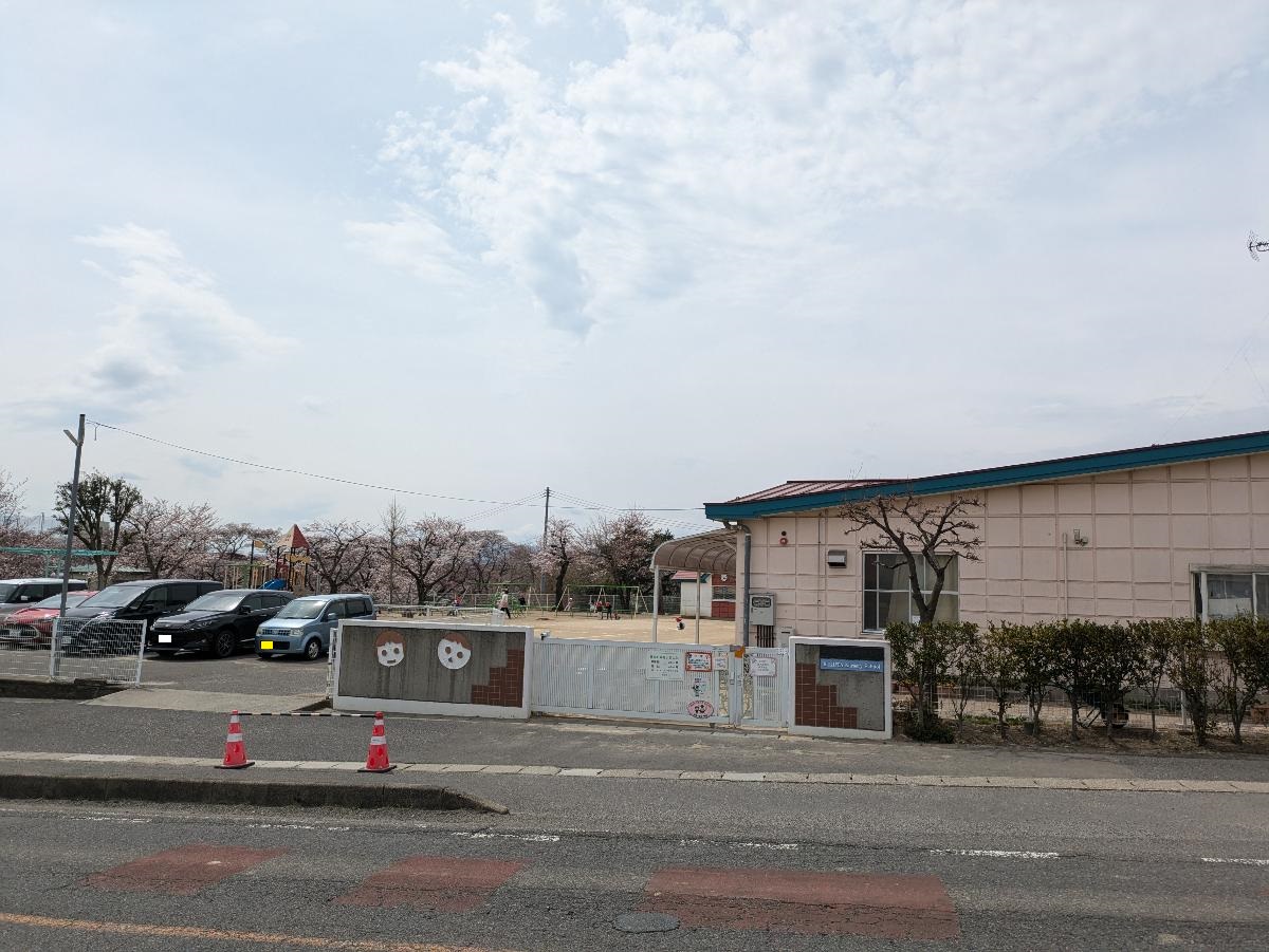 喜久田保育所まで約500m～800m（徒歩7分～10分）　毎年、春には藤田川の桜のお花見からはじまり、秋には桜並木の紅葉の下を散歩し自然との関わりを大切にした保育所です！
お子さんは四季折々のよさを満喫し、広々とした庭で毎日のびのびと遊べますね♪