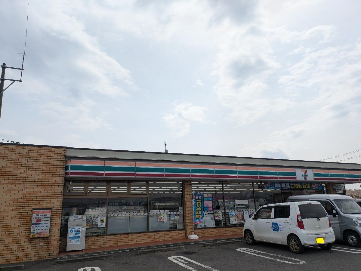 セブンイレブン郡山喜久田店まで約850m～1.1km（車で約3分～約4分）　24時間営業！コンビニまで徒歩圏内！ 急な買い物にもすぐ行けて便利です。