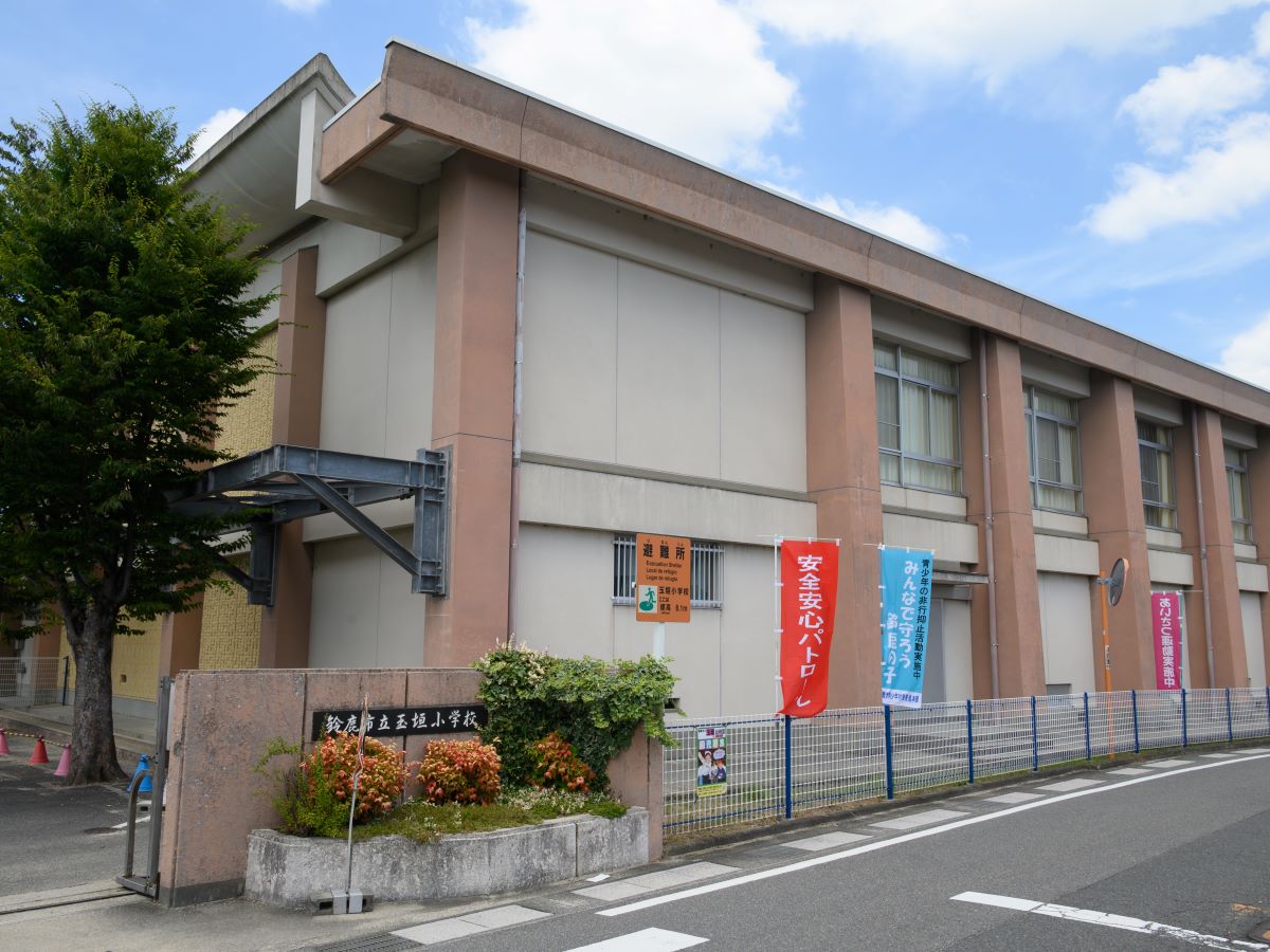 玉垣小学校まで約1.1km（徒歩14分）　全校生徒数は約800人、1学年あたり約130人です。1学年のクラス数は4～5で1クラスあたり25～33人。児童数は鈴鹿市内で2番目に多く、教員数は1番目に多い小学校です。
