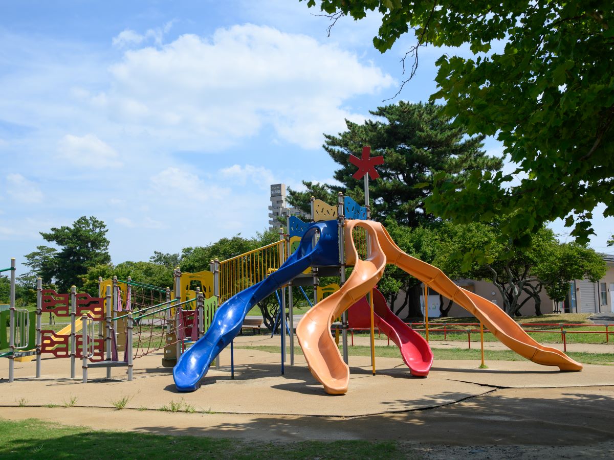 桜の森公園まで約600m（徒歩8分）　気軽に行ける距離で、子育て中の親子が安心して遊べる二つの遊具広場が設置されています。桜の季節には花見も楽しめます。