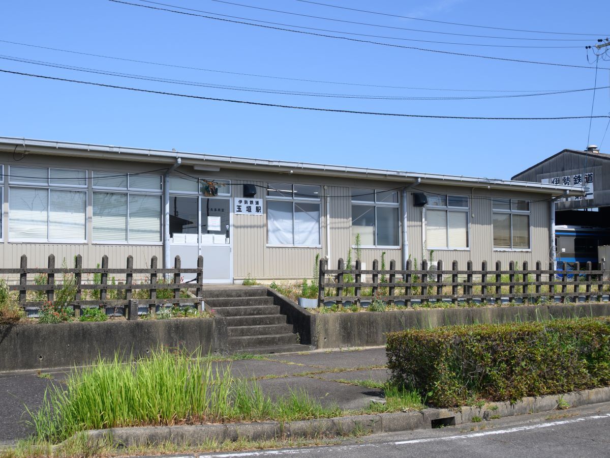 玉垣駅まで約2.6km（徒歩33分／車で約8分）　鈴鹿駅の次の駅です。
通勤通学の際にご利用ください。
