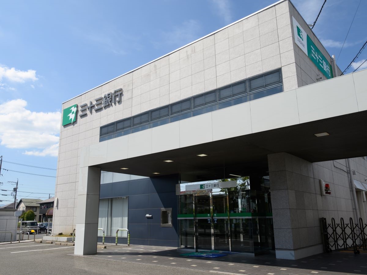 三十三銀行鈴鹿支店まで約2.9km（車で約8分）　車で5分圏内に銀行もあります。