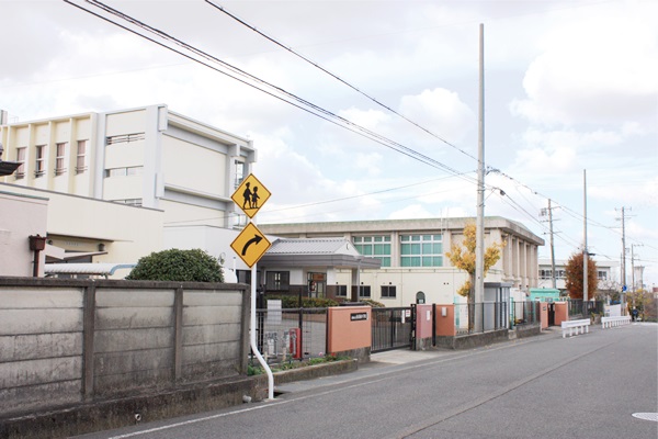 ゆめみヶ丘岸和田2期 土地 岸和田市立山直南小学校まで 約1.1km 少人数のアットホームな学校です。小中一貫校設立の計画もあります。(詳細は岸和田市HPでご確認ください)