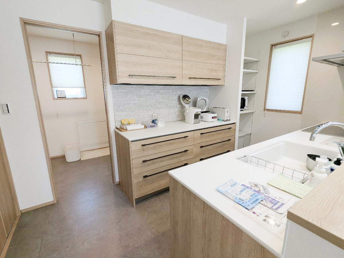 ｉ－ｔｏｗｎ　中洲中金子 モデルハウス 区画番号No.C 収納棚とカップボードがあるので、食器や調理器具だけでなく、食品ストックもすっきり収納できます。